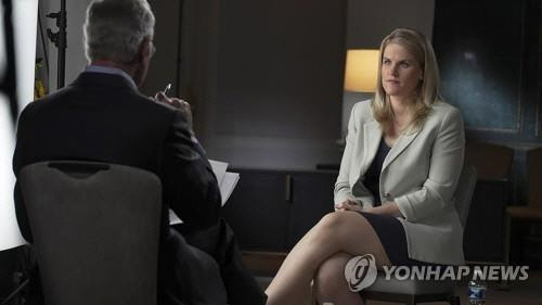 언론 인터뷰 중인 프랜시스 호건(오른쪽). <로이터=연합뉴스>